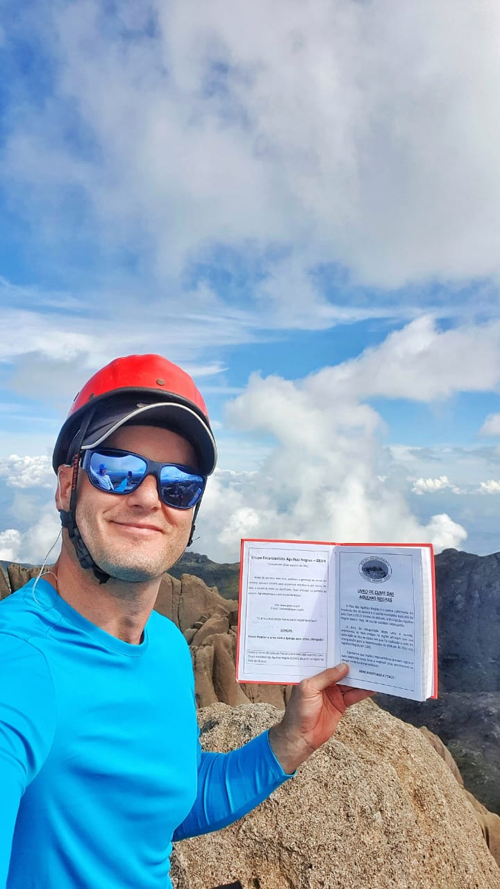 Caio Naddeo com o Livro de Cume das Agulhas Negras