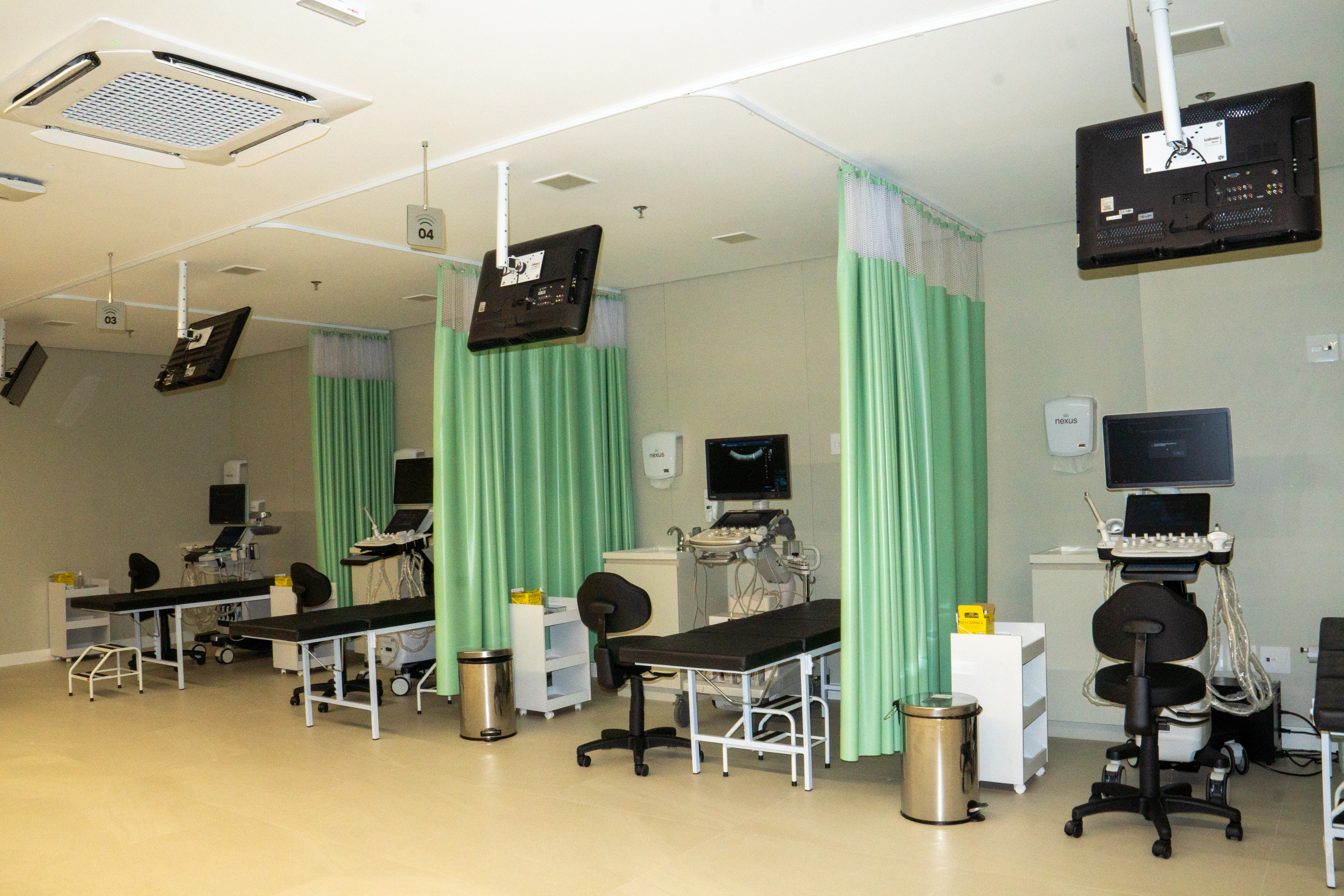Sala de prática com equipamentos de ultrassonografia